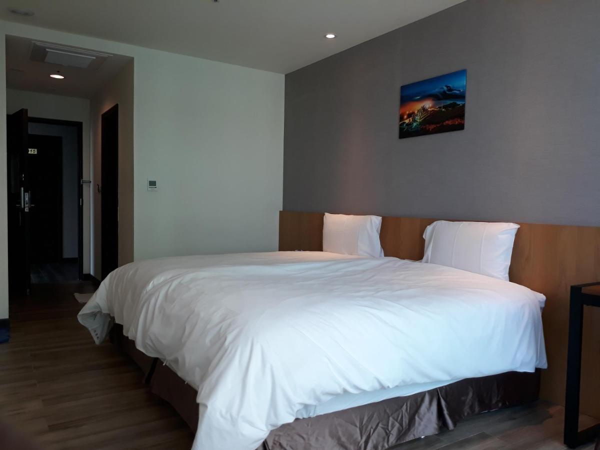 Honest & Warm Hotel Taoyuan Bagian luar foto
