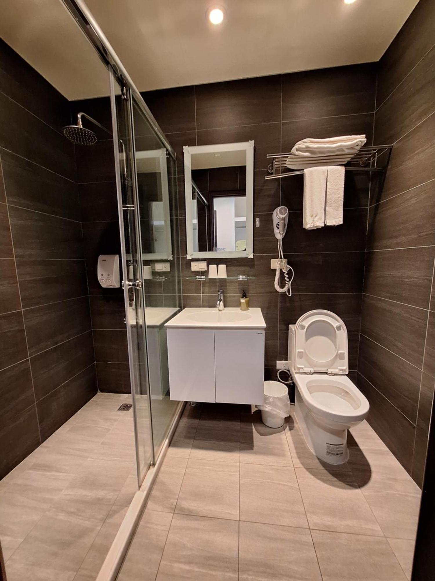 Honest & Warm Hotel Taoyuan Bagian luar foto