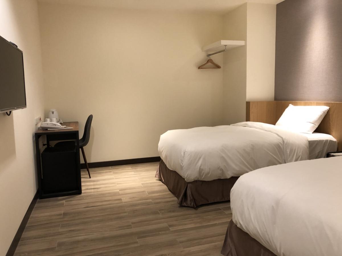 Honest & Warm Hotel Taoyuan Bagian luar foto