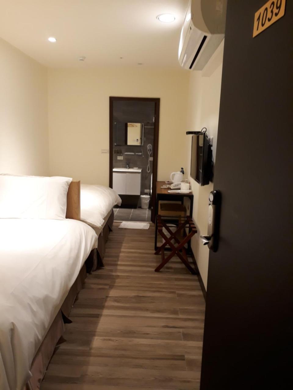 Honest & Warm Hotel Taoyuan Bagian luar foto