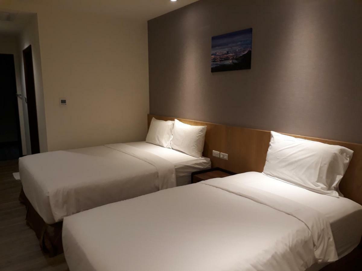 Honest & Warm Hotel Taoyuan Bagian luar foto